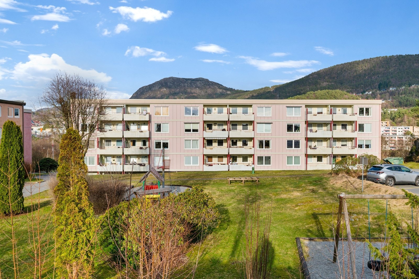 Leiligheten ligger i et ettertraktet og svært sentralt område i Fyllingsdalen. Herfra er det kort avstand til alt en måtte trenge i hverdagen. Galleribilde