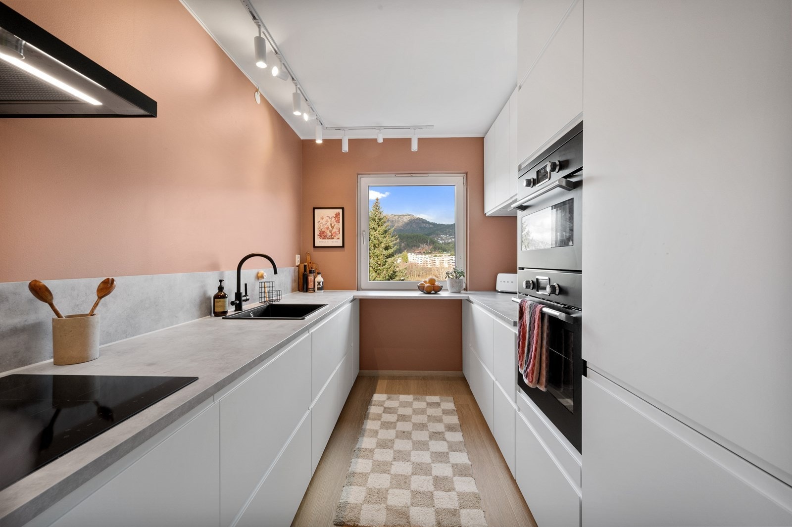 Kjøkkenet er praktisk utformet med meget god skap-, skuffe- og benkeplass. Galleribilde