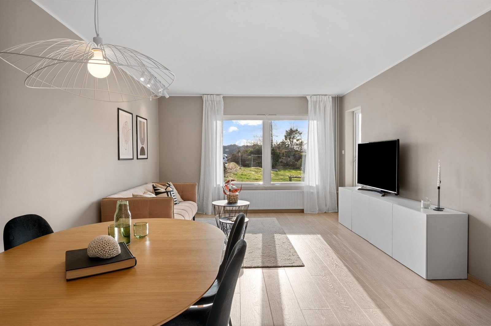 Stuen er av god størrelse og måler 23,7 m². Galleribilde