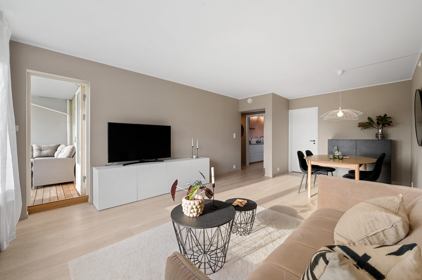 En lys og pen 3-roms leilighet med gjennomgående god standard! Galleribilde