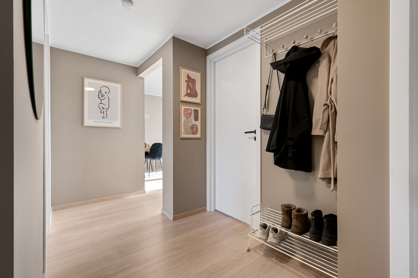 Velkommen inn! Her blir du møtt av en romslig entré med godt av plass til å henge fra seg ytterklær og sette fra seg sko. Galleribilde