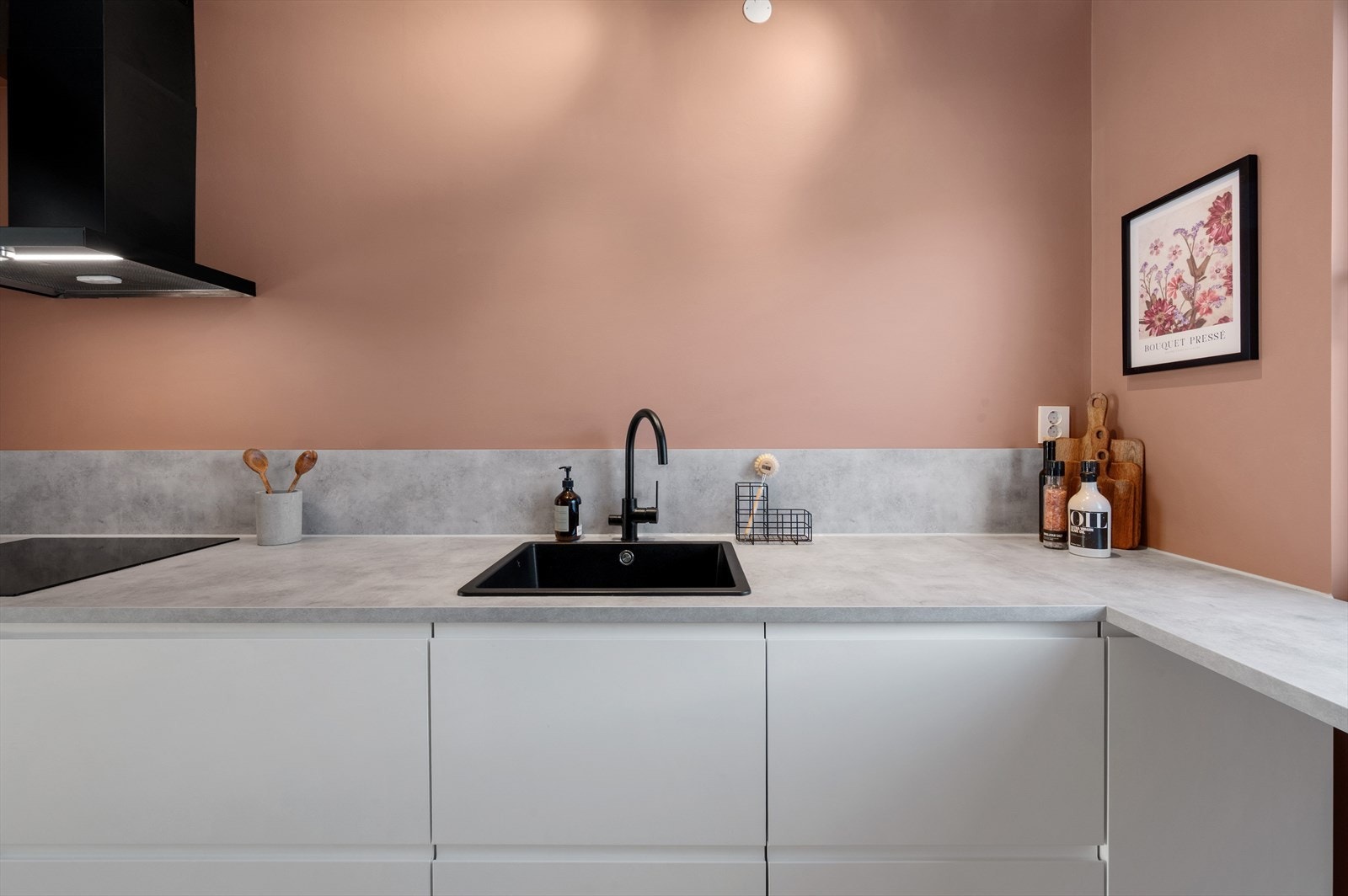 Kjøkkenet er innredet med laminert benkeplate, slette hvite fronter og integrerte hvitevarer som selvsagt følger med. Galleribilde