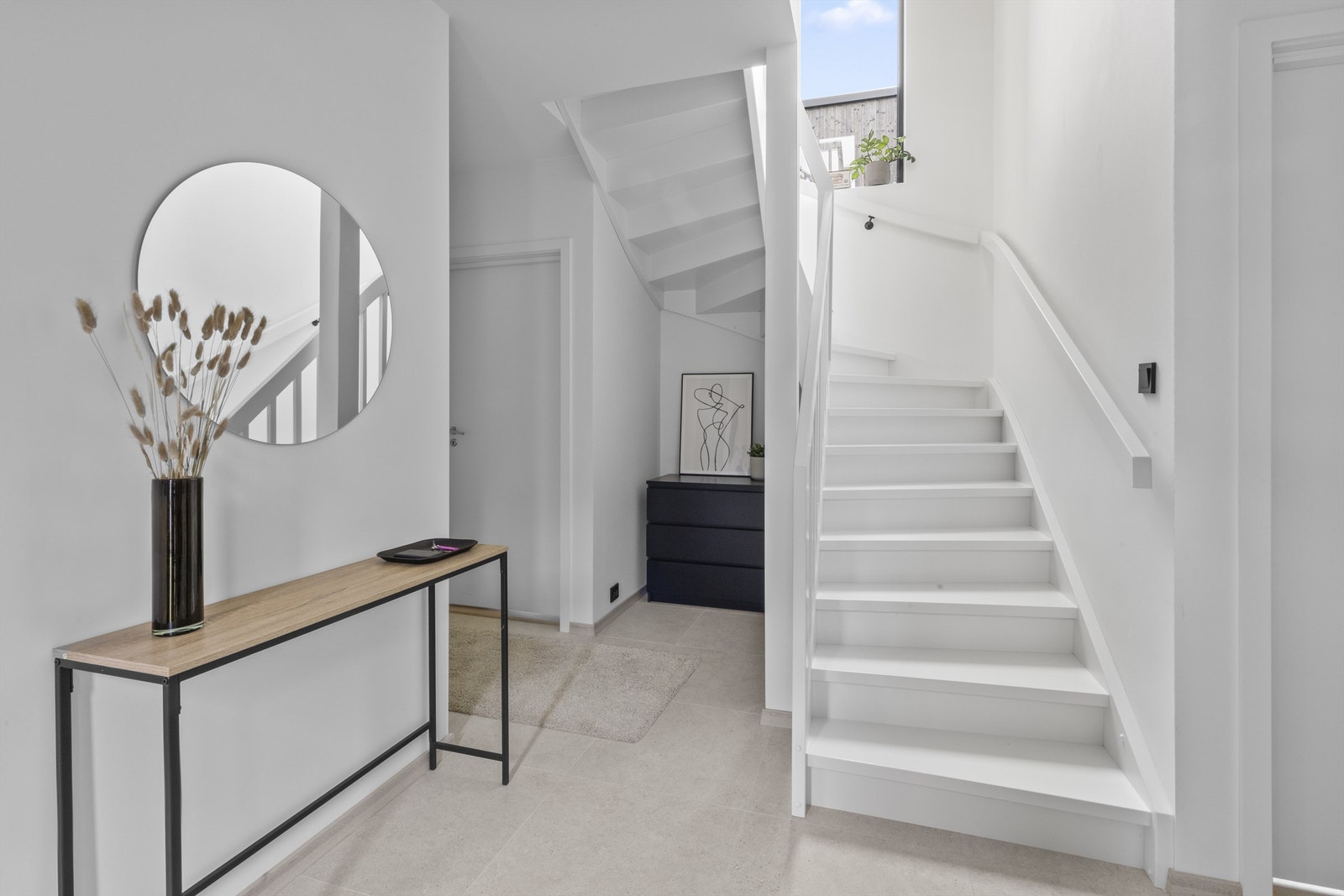 Svært trivelig entré/gang med god plass til å henge fra seg ytterklær og ha klesoppbevaring under trappen. Galleribilde