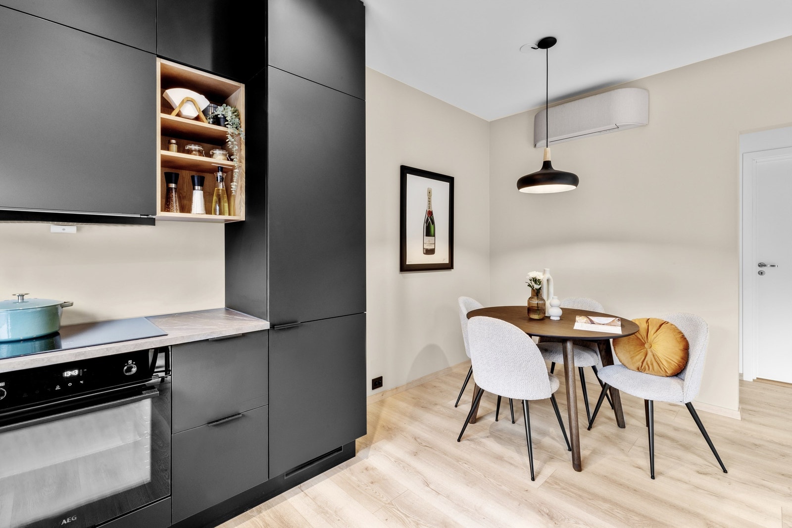 Kjøkkenet er svært praktisk med sine gode løsninger, og med åpen hylle for det estetiske uttrykket. Galleribilde