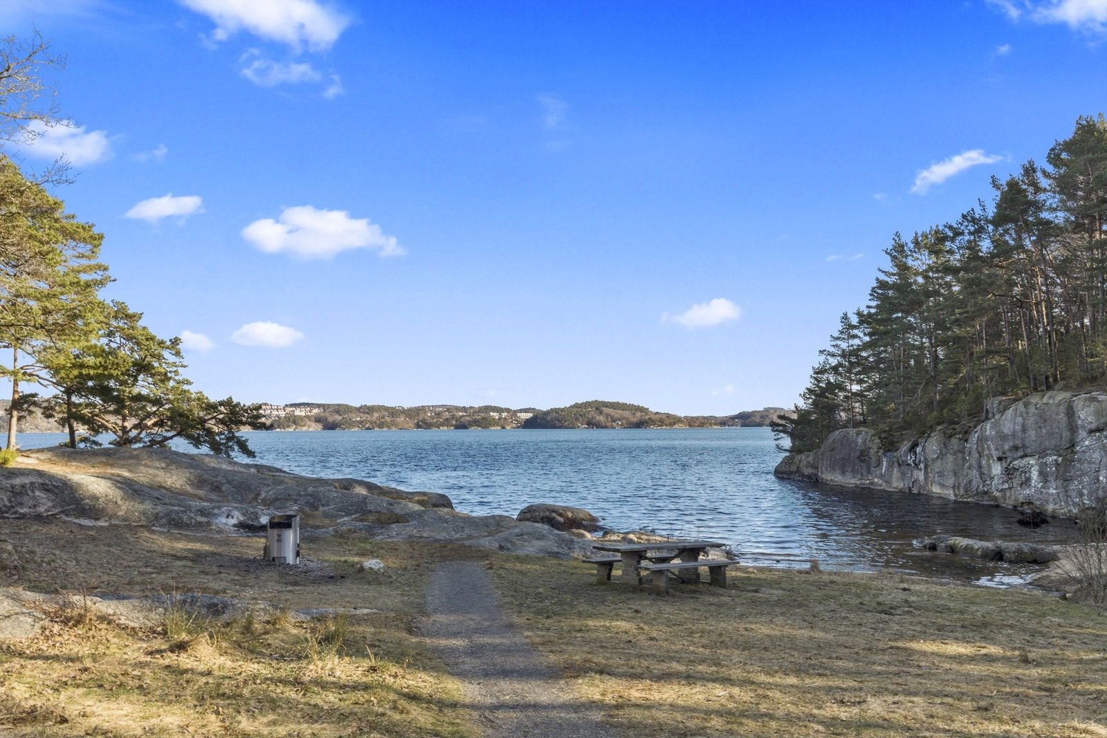Nærområdet byr på blant annet flotte turstier, bademuligheter i sjøen og spennende tursti for store og små i Trollstien. Galleribilde