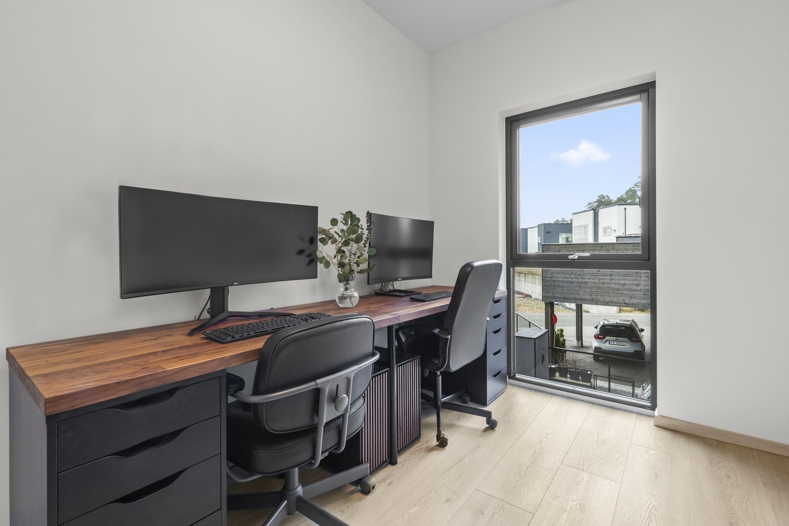 Soverom i 2. etasje som i dag benyttes som kontor. Rommet egner seg veldig godt til soverom, gjesterom, kontor eller lekerom for barn. Det er totalt 4 soverom i boligen. Galleribilde