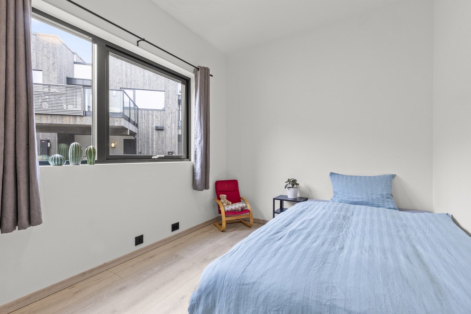 Soverom i 1. etasje av en fin størrelse med plass til dobbeltseng og klesoppbevaring. Galleribilde