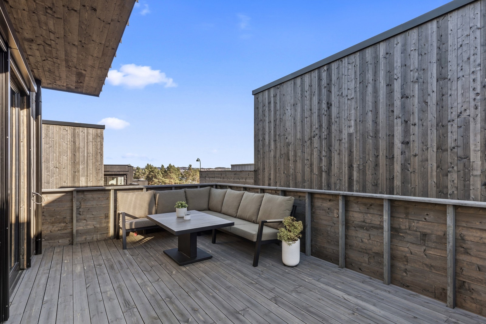 Det er gode møbleringsmuligheter på terrassen med plass til både sofa- og spisegruppe om ønskelig. Galleribilde