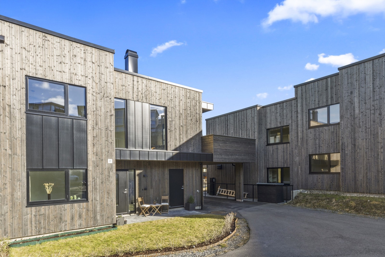 Boligen ligger i et svært rolig og barnevennlig nabolag hvor store og små kan ferdes trygt. Her får du alt en trenger; 4 soverom, ekstra toalettrom, hage, solrik terrasse med sjøutsikt, carport og nærhet til barnehage og skole. Galleribilde