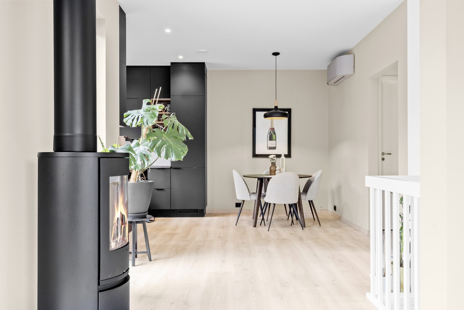 Hyggelig spiseplass på kjøkkenet. Galleribilde