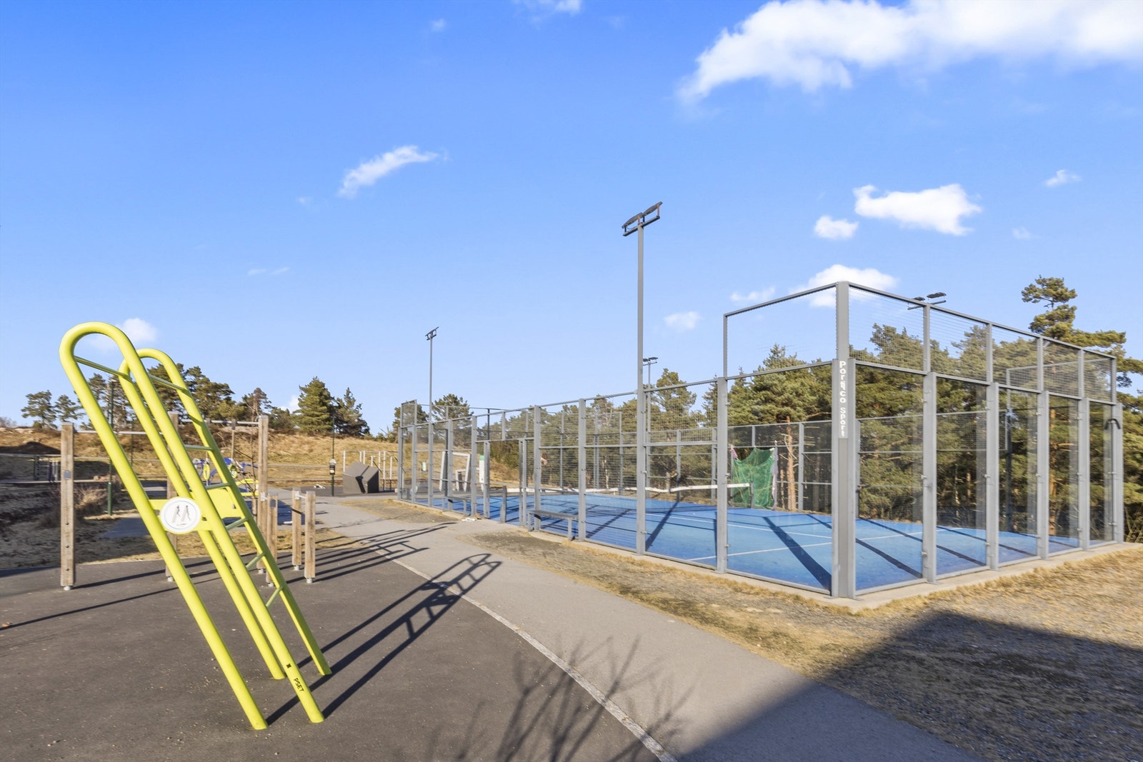 Nærområdet byr også på aktiviteter som lekeplasser og apparater til utetrening. Galleribilde