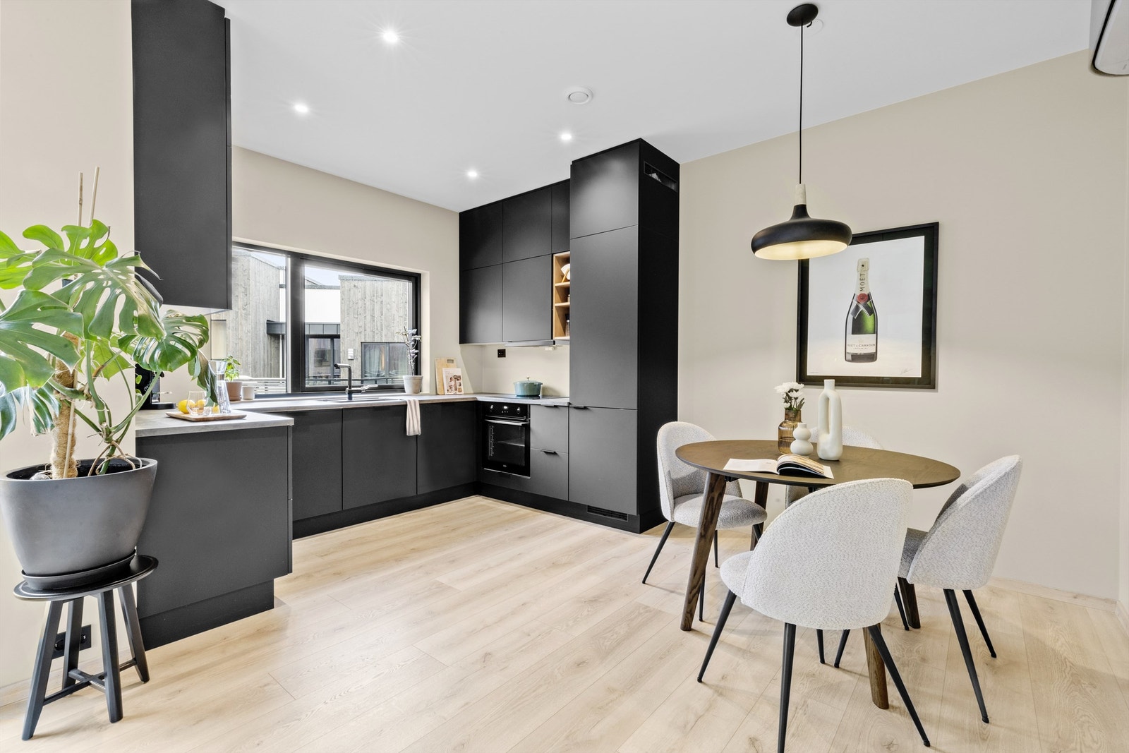 Lekkert kjøkken med innredning fra Strai. Høyskap og overskap som går hele veien opp til himlingen for en god utnyttelse av oppbevaringsplass. Galleribilde