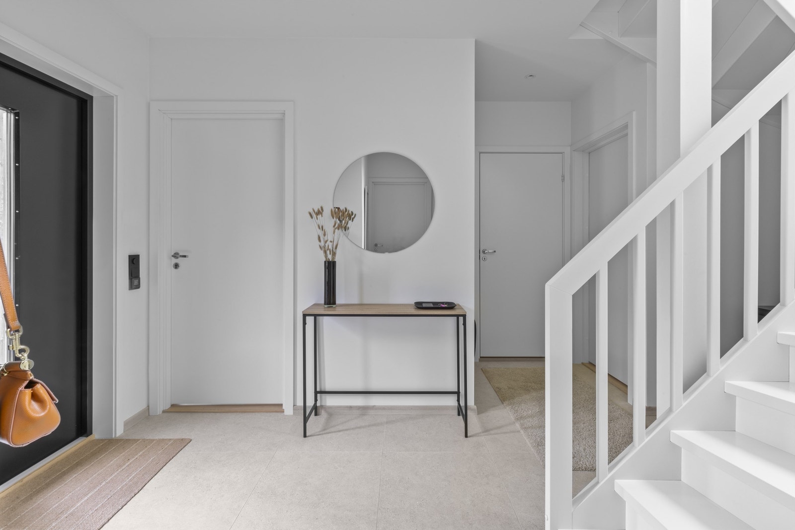 Gangen er flislagt, og det er varme i gulvet. Galleribilde