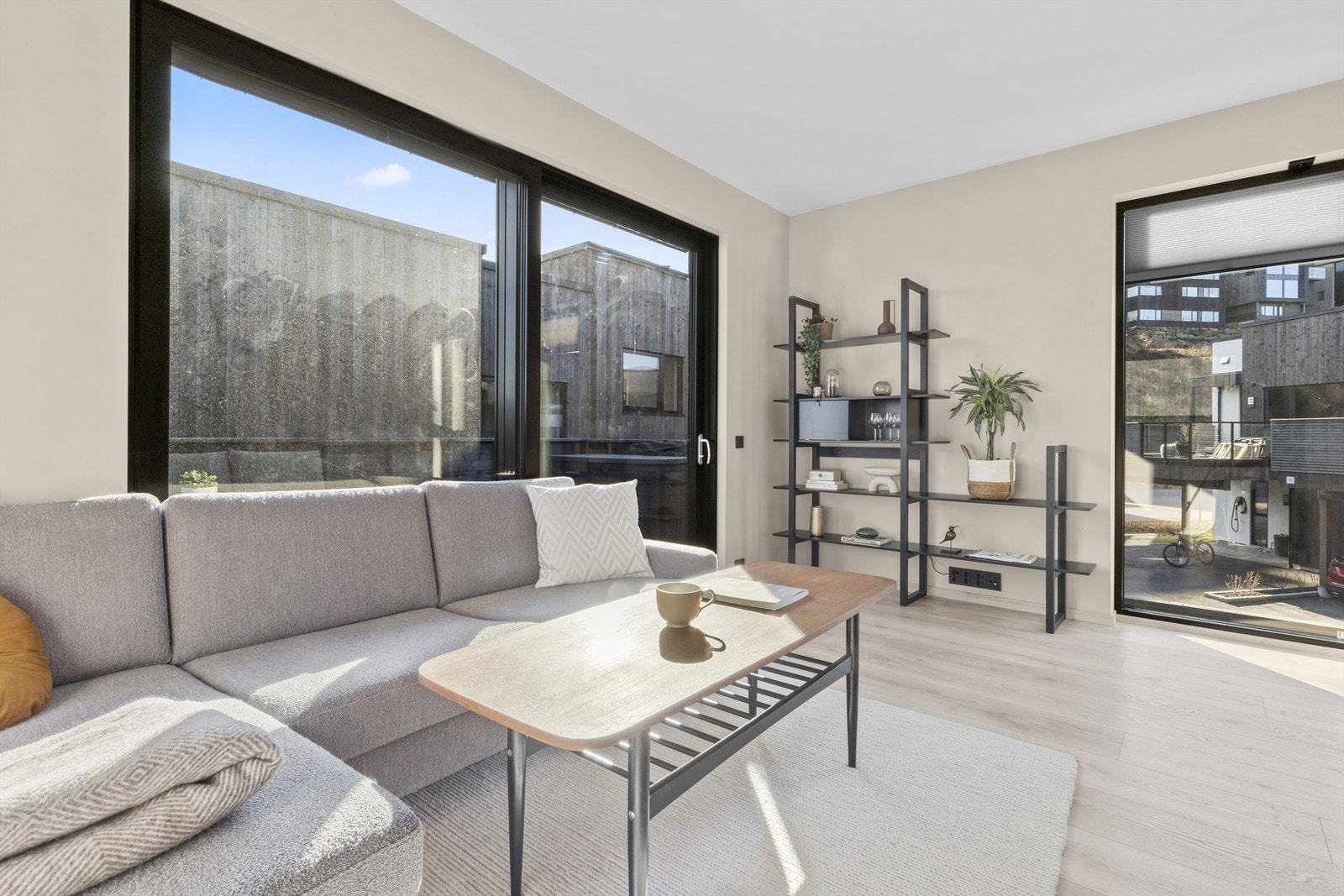 God plass til sofagruppe og bokhylle etc. Galleribilde