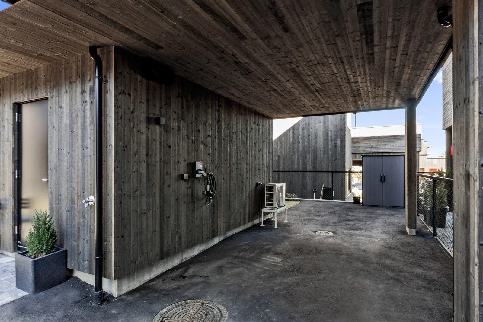 Under terrassen er det en carport med medfølgende elbil-lader. Det er godt med biloppstillingsplasser i gårdstunet og carporten. Galleribilde