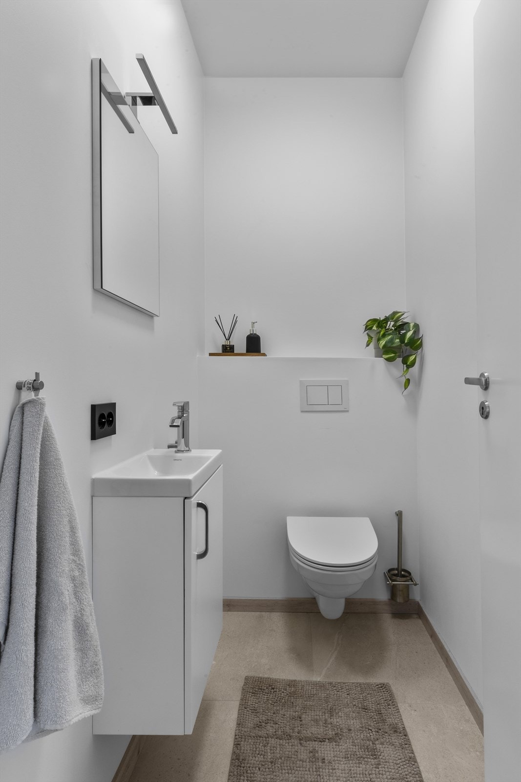 Toalettrommet i 2. etasje med flislagt gulv og slette, malte veggflater. Rommet varmes opp med varmekabler. Galleribilde