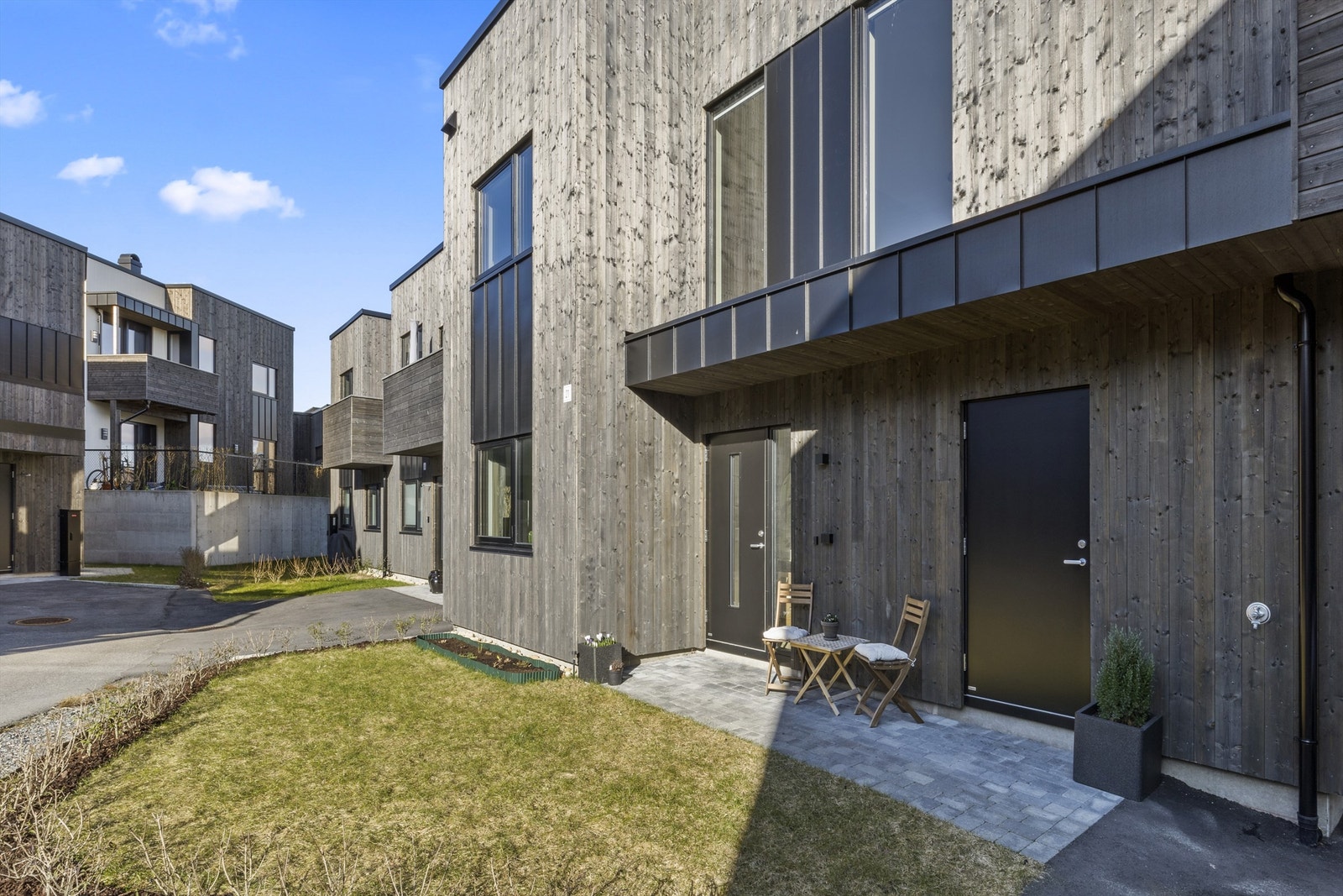 Tomten er pent opparbeidet med gressplen, hekk og beplantning. Inngangspartiet er svært innbydende. Galleribilde