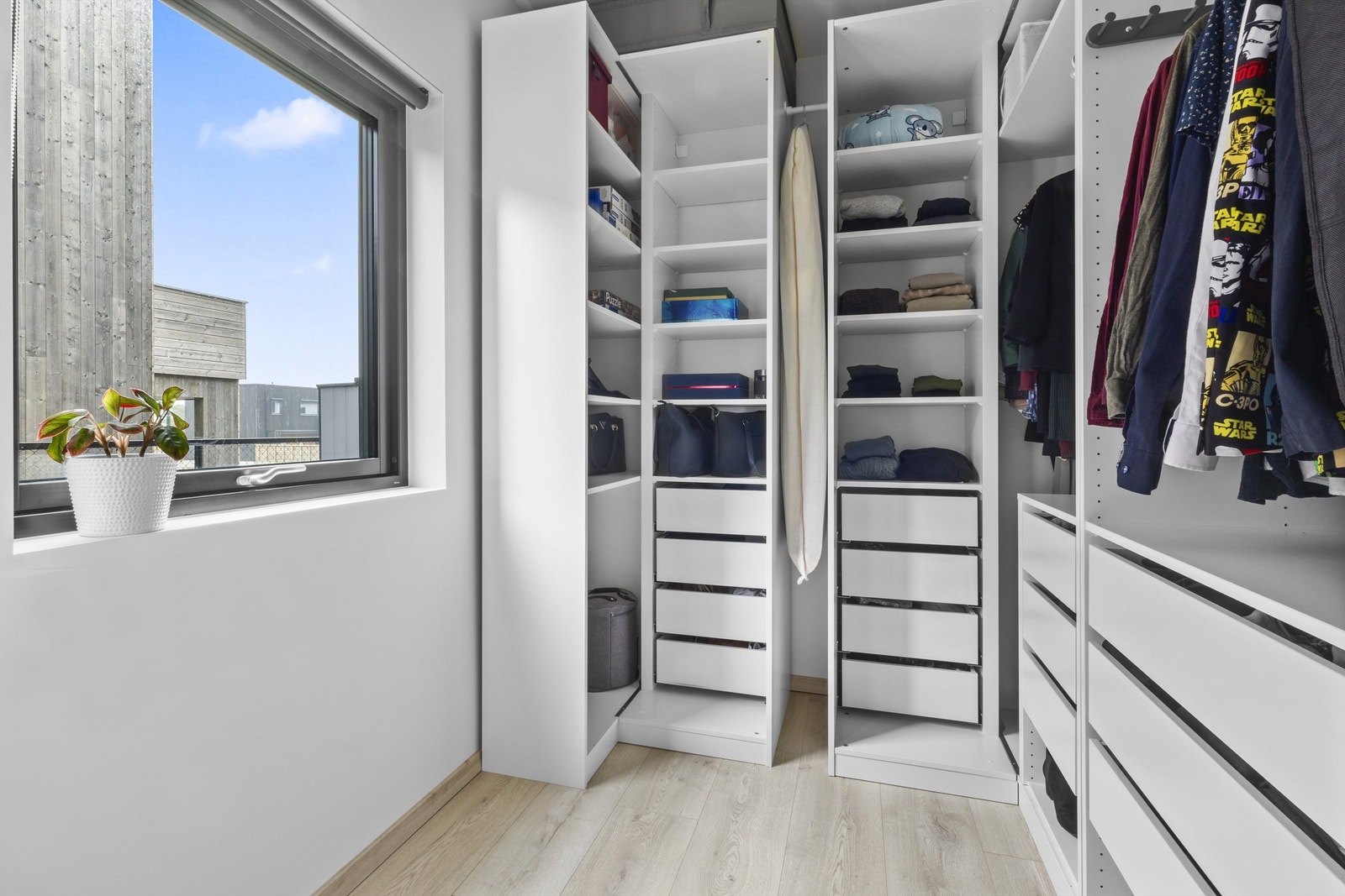 Soverom 3 i 1. etasje som i dag benyttes som omkledningsrom. Galleribilde