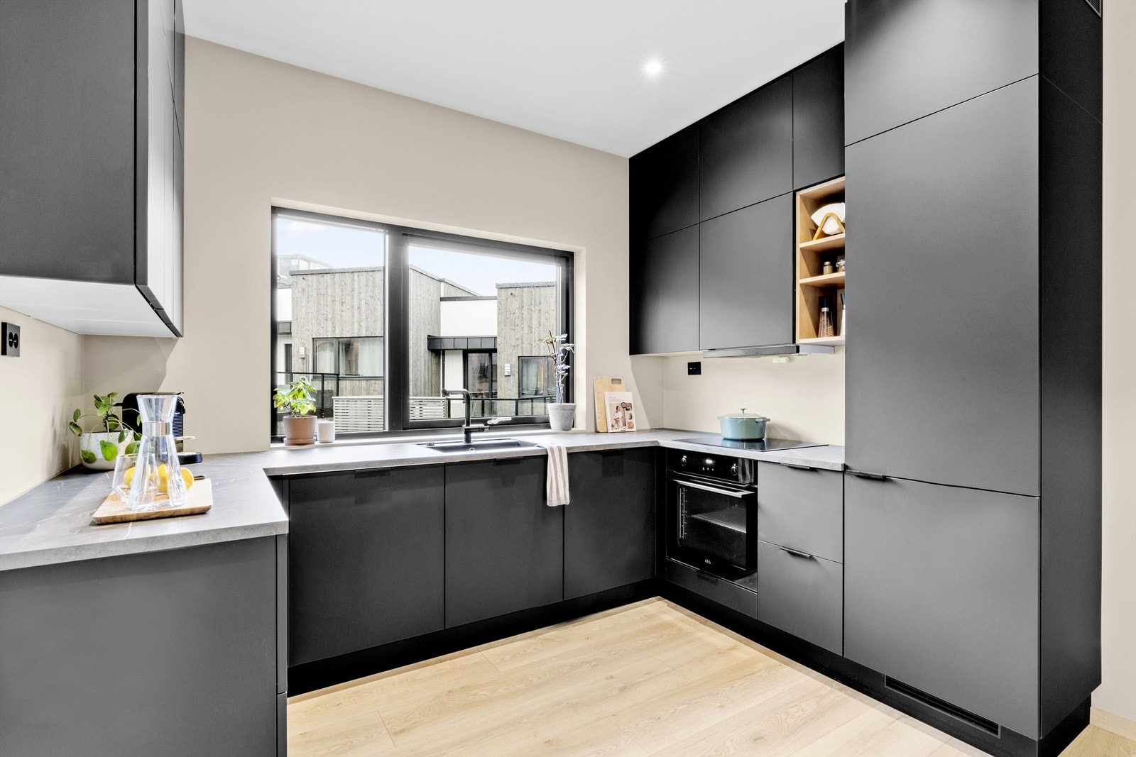 Kjøkkenet har integrerte hvitevarer som stekeovn, platetopp, oppvaskmaskin og kombinert kjøleskap og frys. Alle de nevnte hvitevarene medfølger. Galleribilde