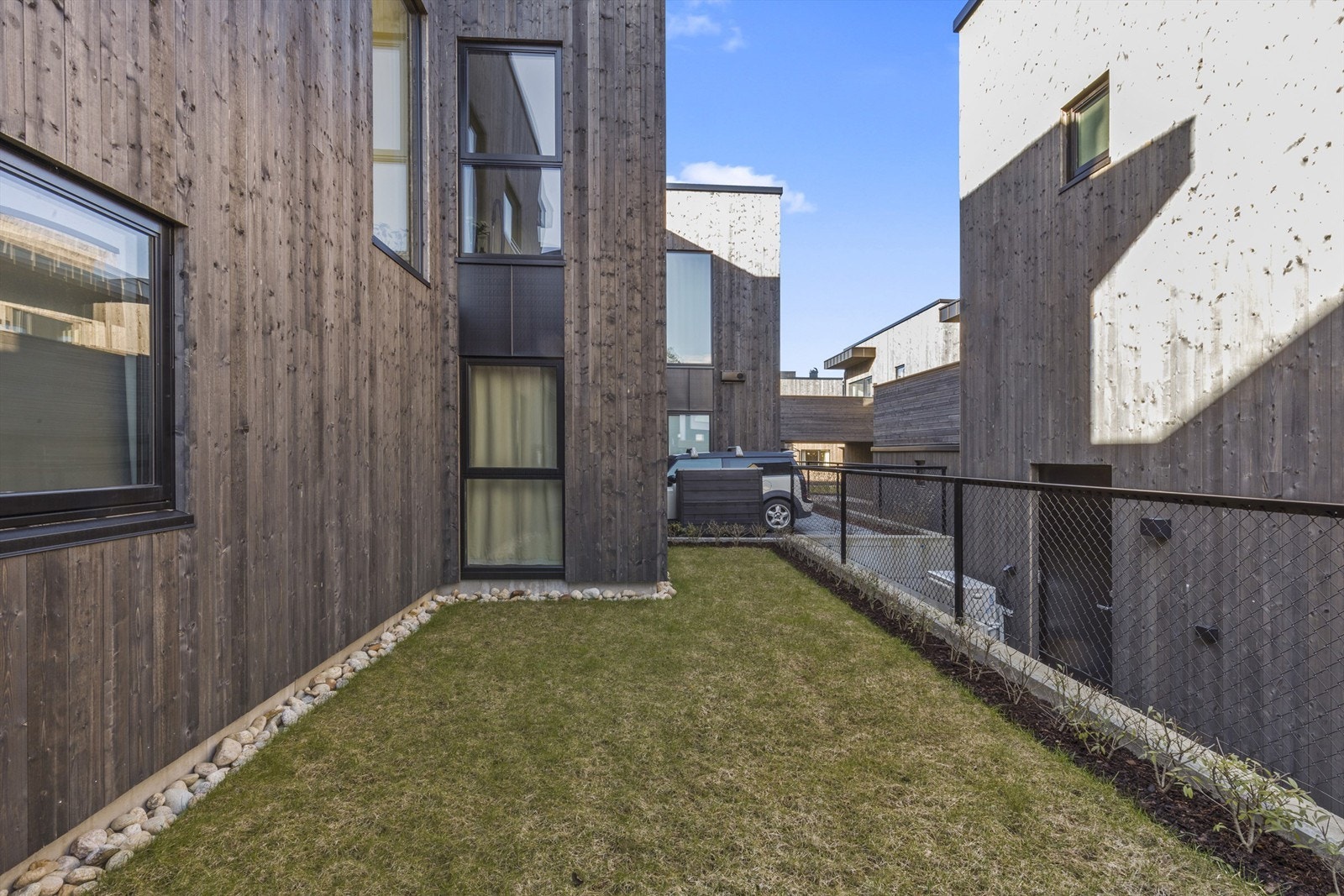 Romslig hage hvor det er gode muligheter for utendørsaktiviteter for store og små. Her vil solen være på formiddagen på sommerstid. Galleribilde