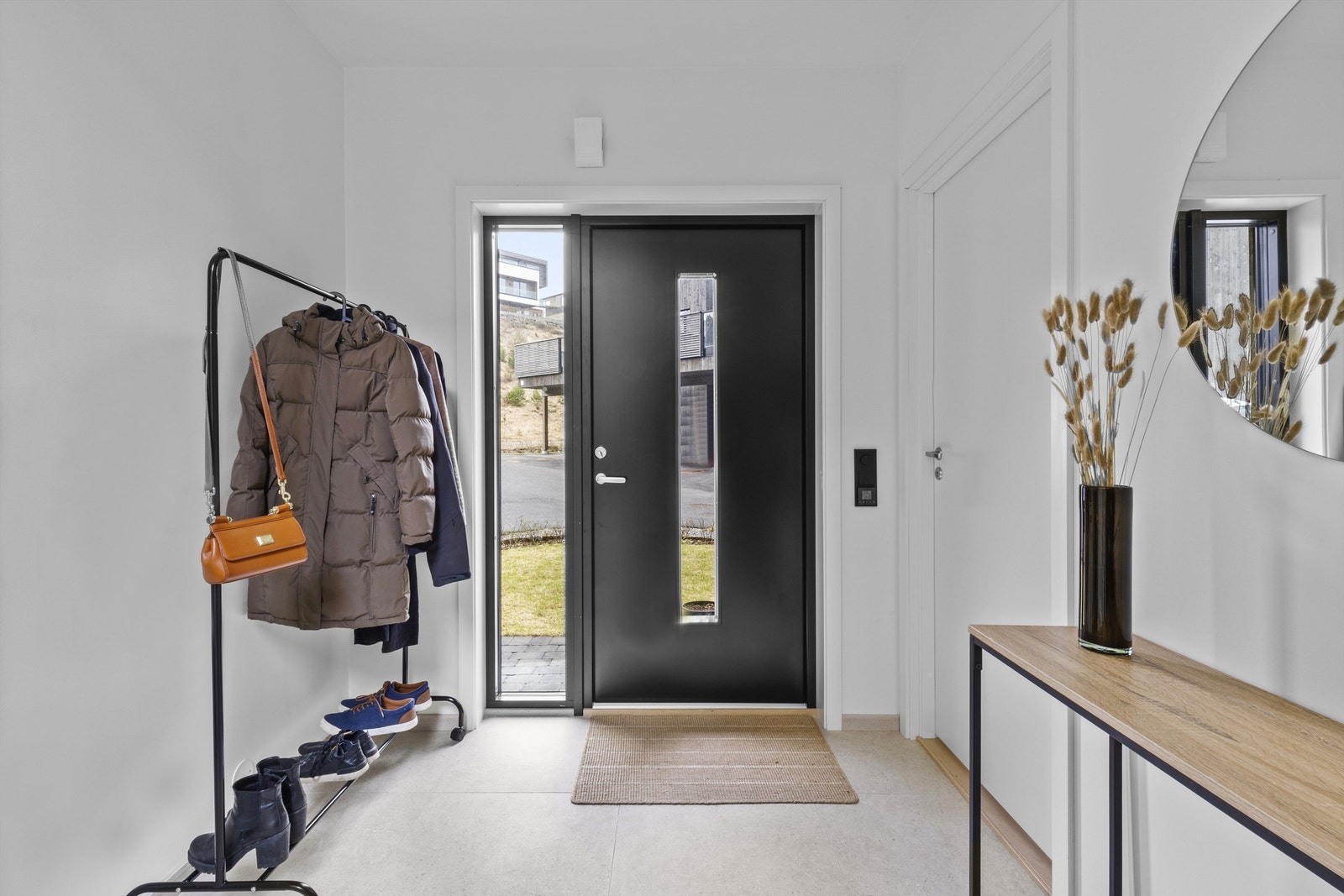 Det er mulighet for klesoppbevaring i gangen. Galleribilde