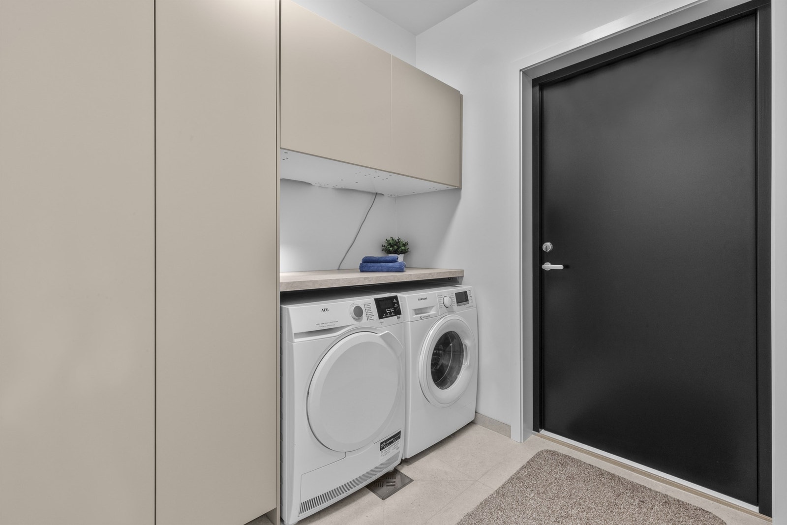 Svært hyggelig vaskerom med innredning som gir god lagringsplass. Det er også god plass til tørking av klær, og benkeplate som tilrettelegger for klesvasken. Galleribilde