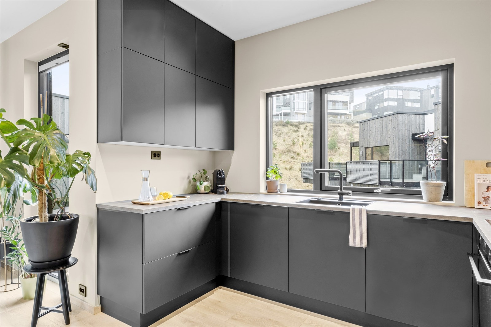 Rikelig med oppbevaringsplass i skuffer og skap. Kjøkkenet er delvis adskilt fra stuen, og er en hyggelig plass å kokkelere med utsyn mot hagen og nabolaget. Galleribilde