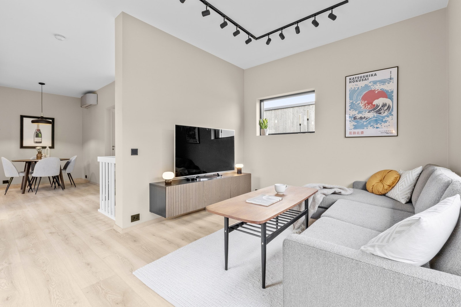 Boligen har smakfulle fargevalg i 2. etasje som gjør det enkelt å innrede. Det varmes opp med varmepumpe og vedovn plassert i stuen/kjøkkenet, og ellers varme i gulv i flere av rommene i 1. etasje. Galleribilde