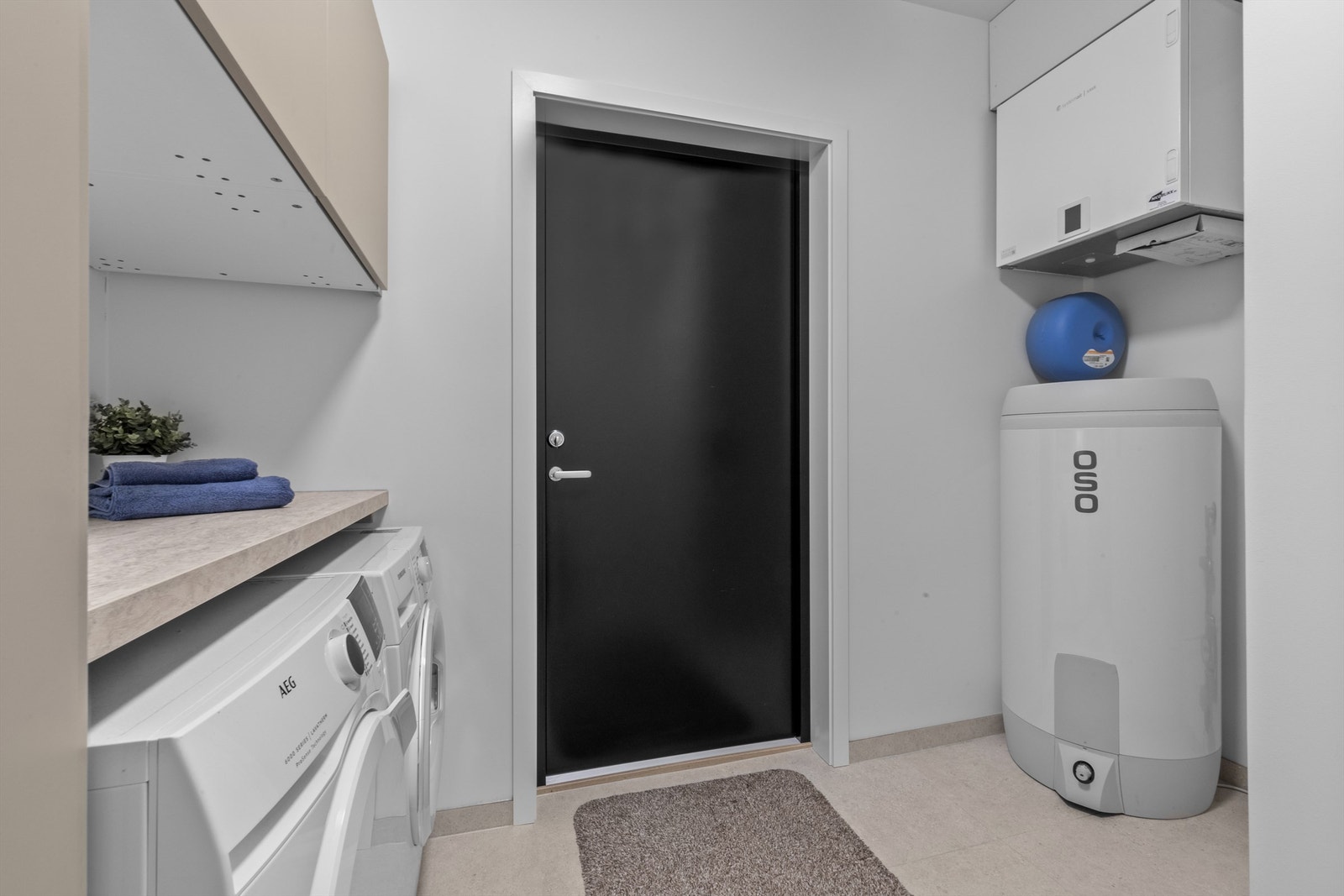 Det er også tekniske installasjoner på vaskerommet, og utgang til gårdstunet. Galleribilde