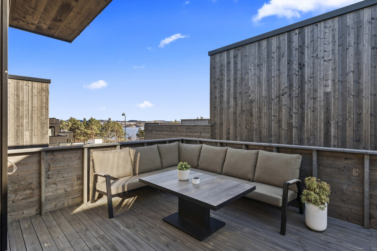 Det er utsikt til sjøen fra terrassen som har utgang fra stuen. Galleribilde