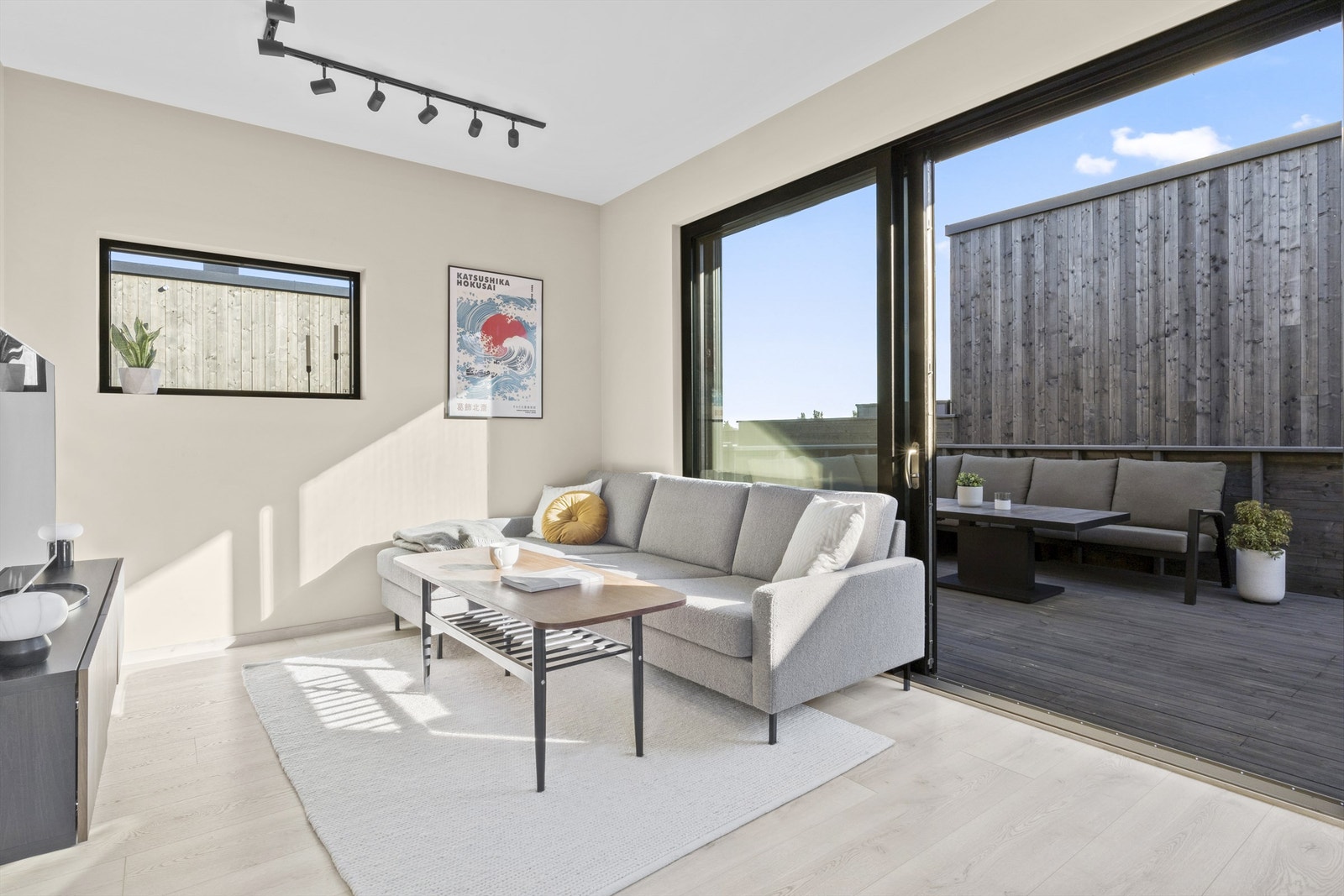 Det er svært gode lysforhold i stuen med store vindusflater og skyvedør ut til terrassen. Galleribilde