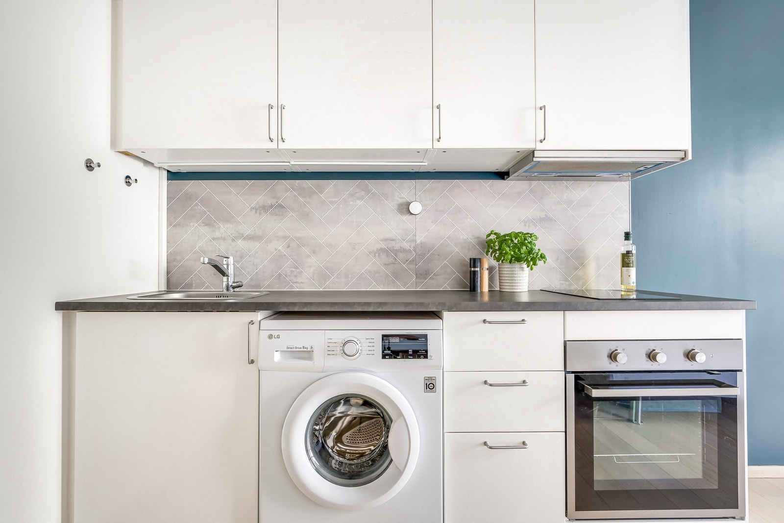 Kjøkkenet fremstår moderne og delikat med vaskemaskin, samt integrert platetopp og komfyr. Galleribilde