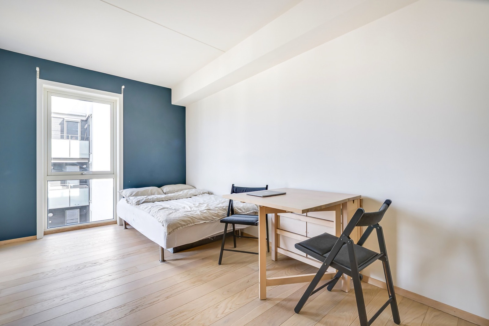 Store vinduer gir hybelen flott lysinnslipp og en lys og luftig romfølelse. Galleribilde