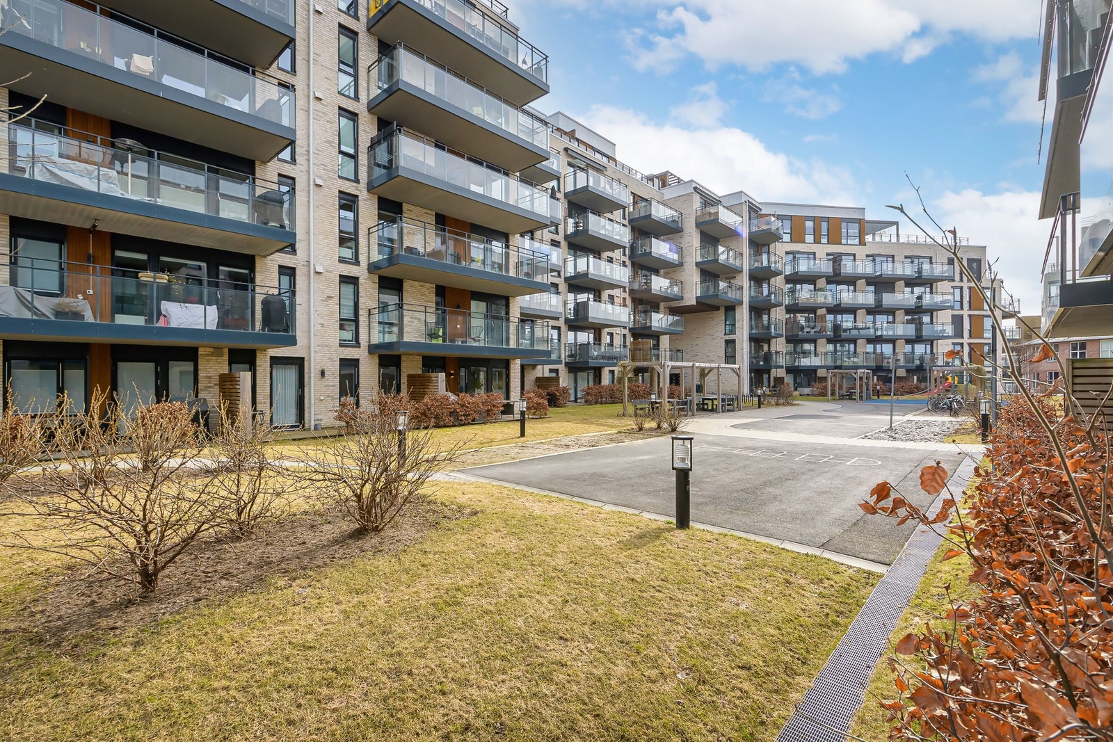 Området rundt bygget er pent og parkmessig opparbeidet, med grønne fellesarealer som gir en innbydende og trivelig atmosfære. Galleribilde