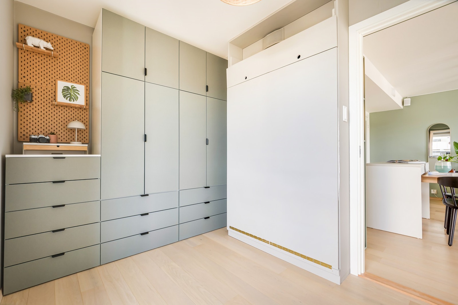 Soverommet har en praktisk innredning med skjult sengeløsning og god skapplass. Galleribilde