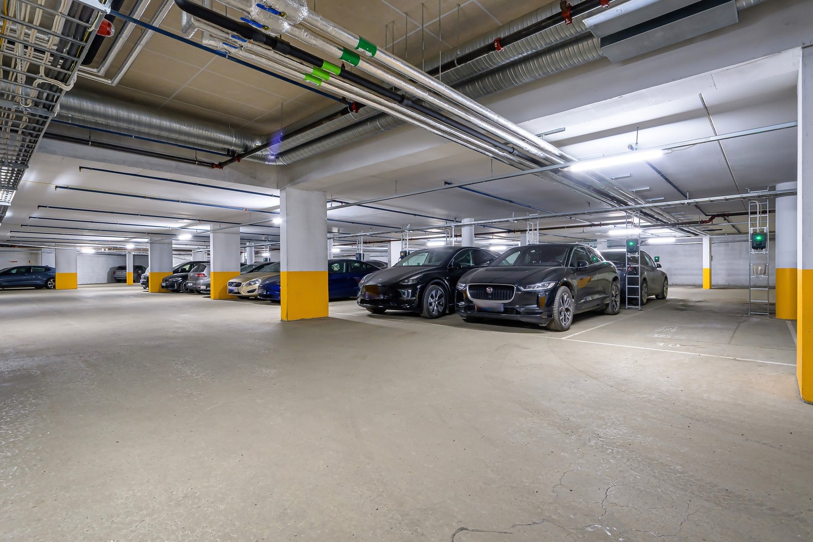 Med leiligheten følger det med en garasjeplass med direkte heisadkomst til leiligheten. Galleribilde