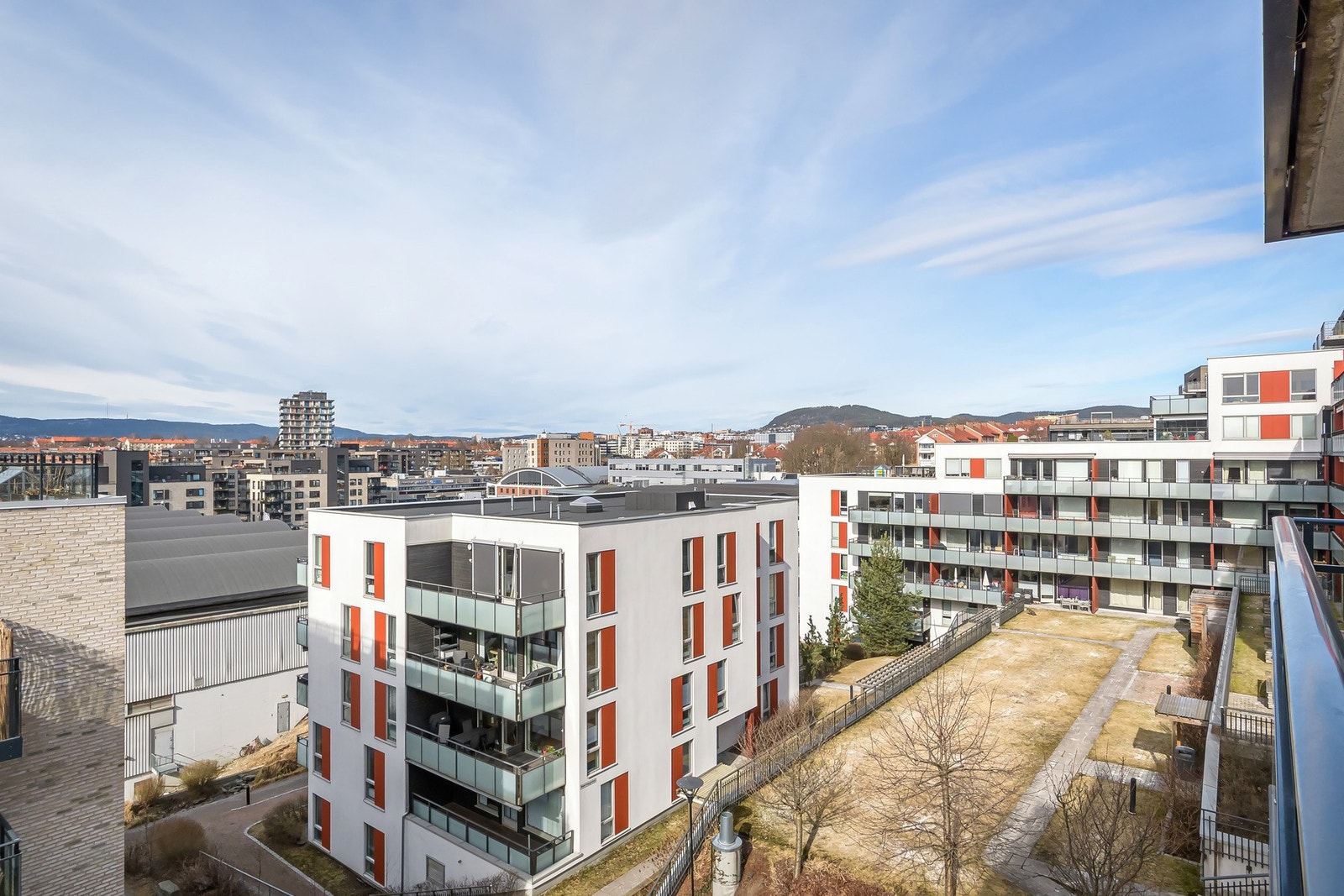 Balkongen byr på vakker utsikt over byen og fjorden! Galleribilde