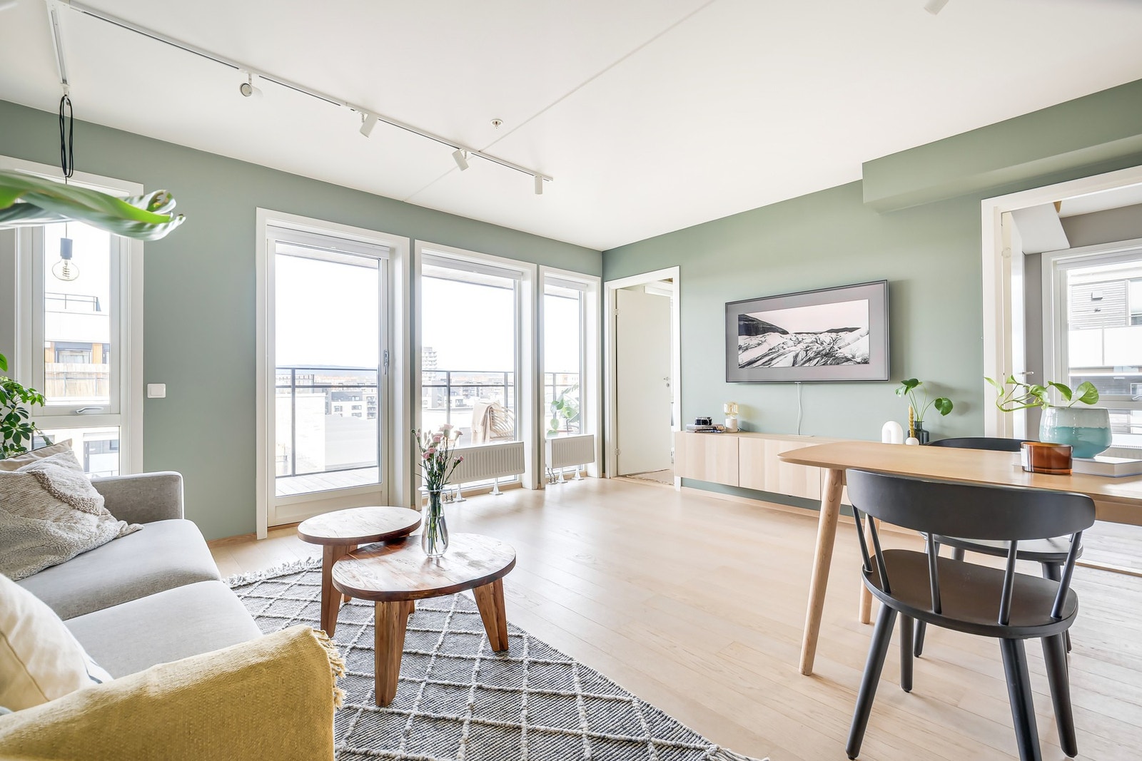 Her er det god plass til sofaseksjon og medievegg. Galleribilde