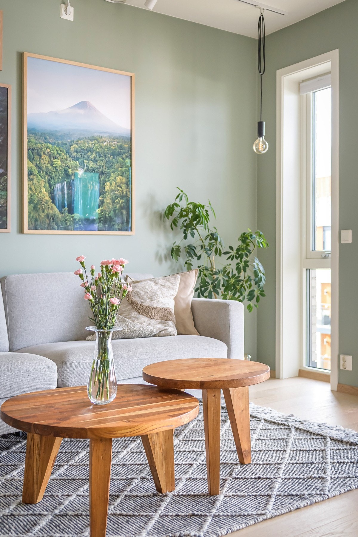 Detaljer som lun fargepalett, enstavs parkett og lysinnslipp skaper en behagelig atmosfære. Galleribilde