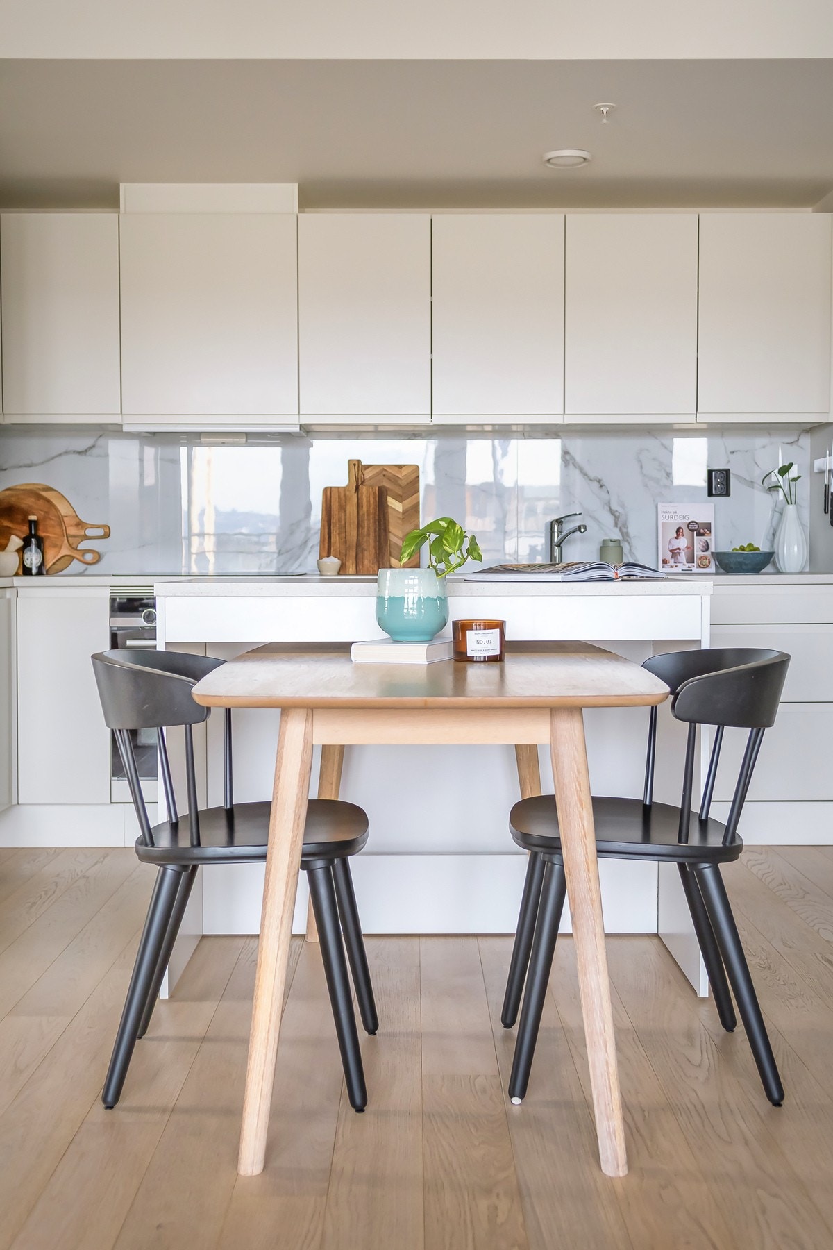 Kjøkkenet har en åpen og luftig utforming, med god skap- og benkeplass. Galleribilde