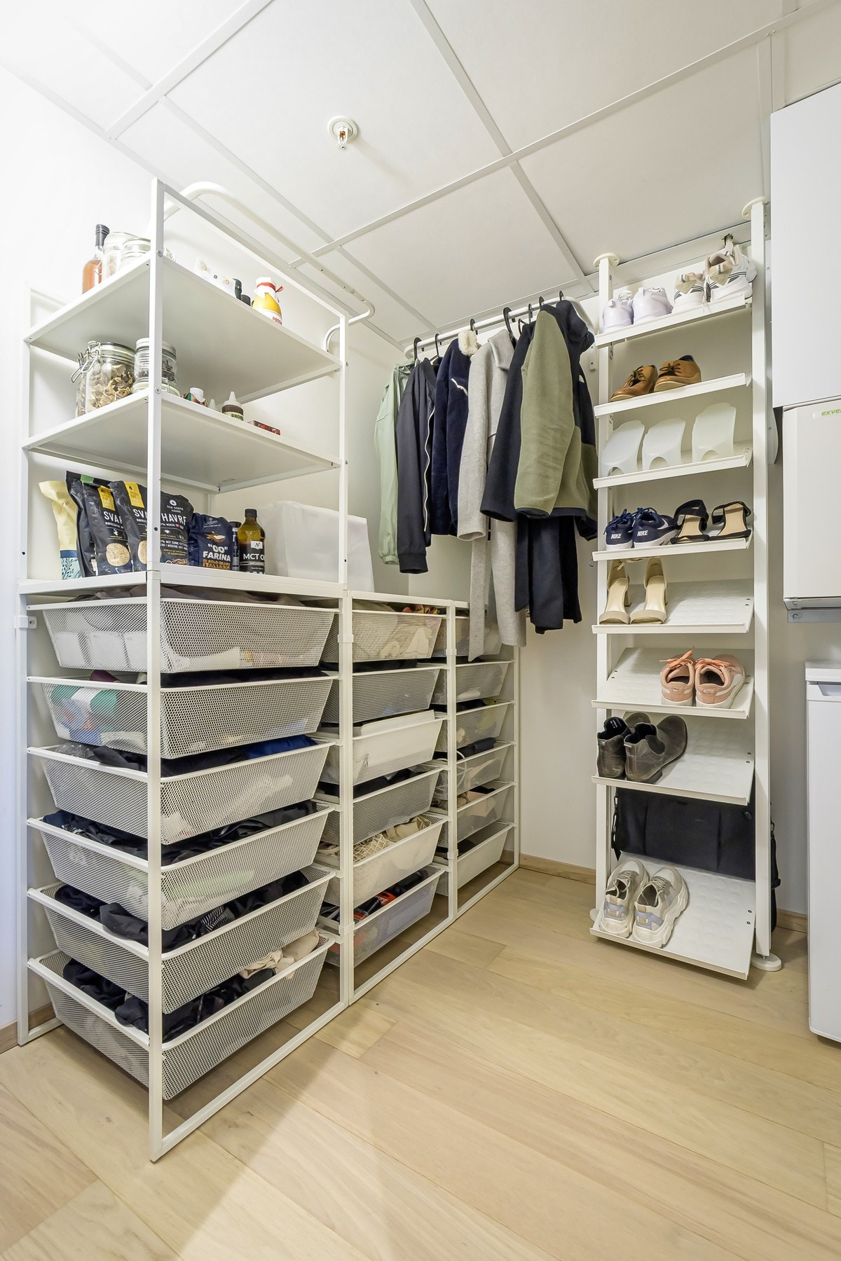 Praktisk innvendig bod i tilknytning til entréen. Galleribilde