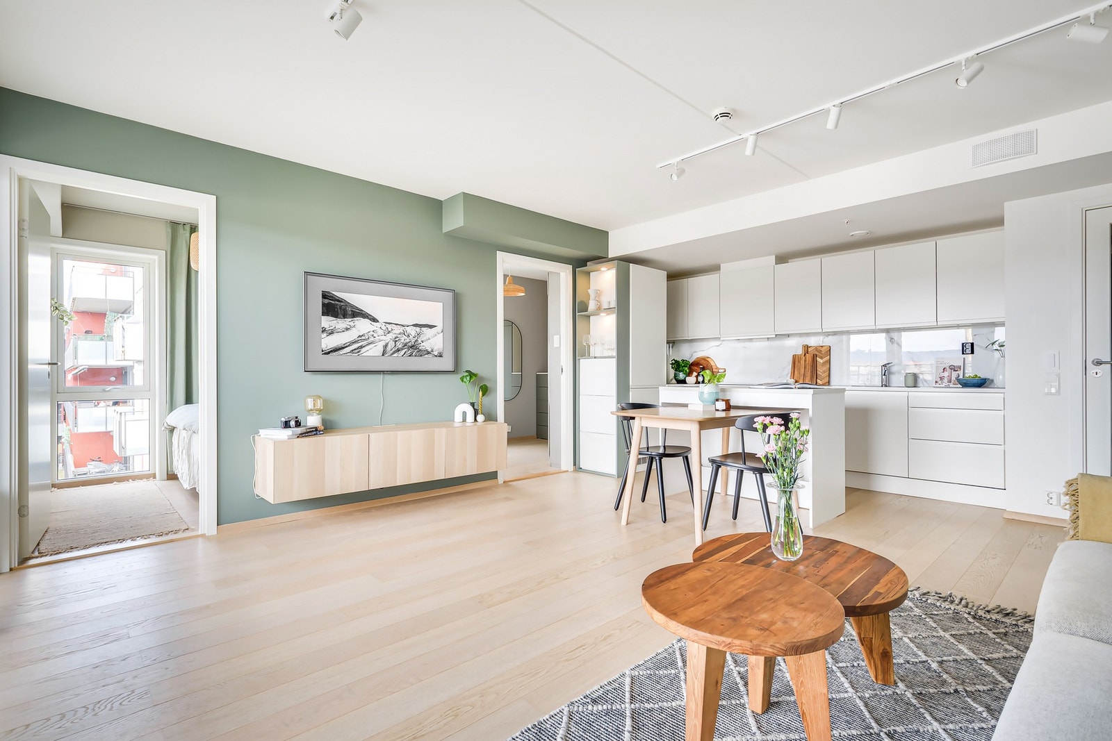 Åpen og sosial planløsning mellom kjøkken og stue - perfekt for både hverdag og gjester. Galleribilde