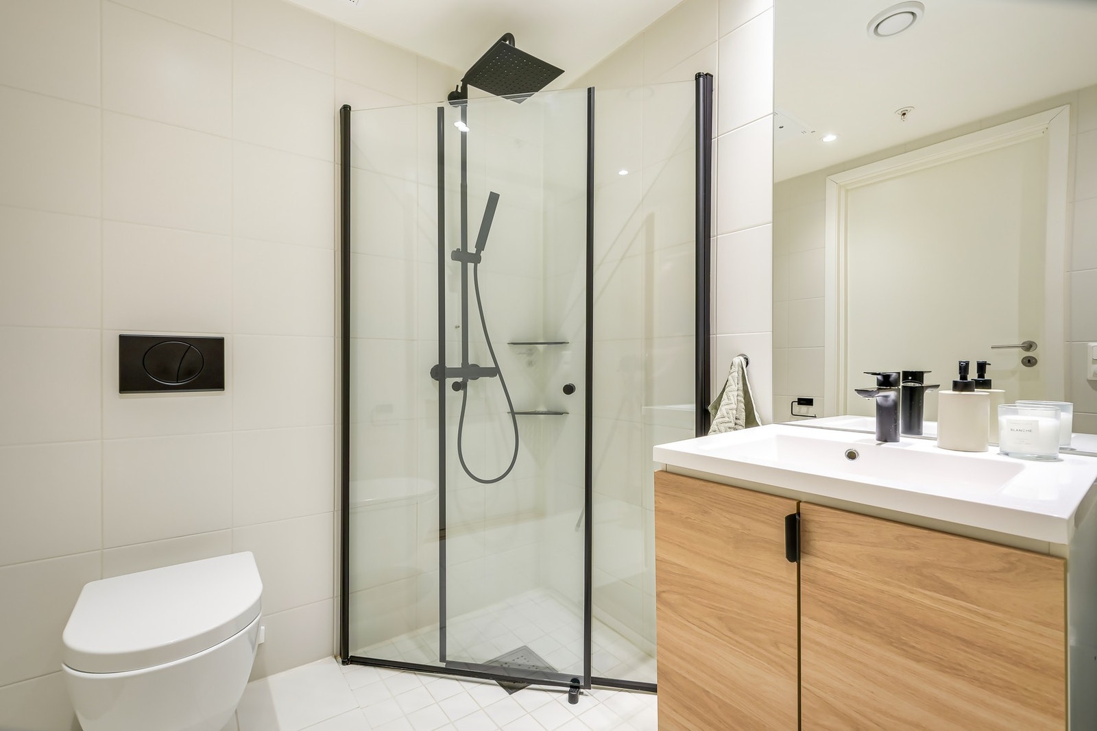 Sort dusjarmatur og regndusj gir badet et moderne og eksklusivt preg. Galleribilde