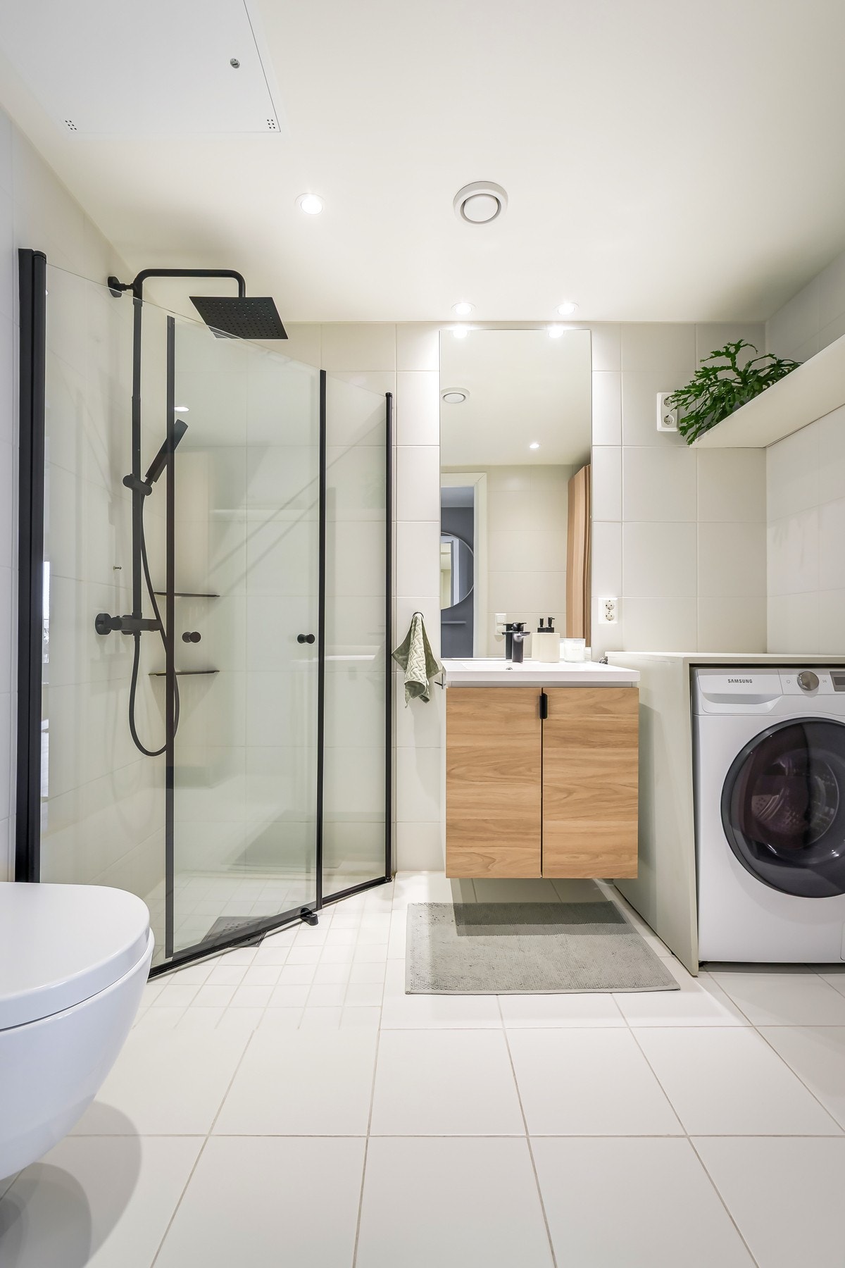 Meget lekkert bad i hoveddel som kombinerer varmetoner i eikeutførelse med rene linjer og tidløse fliser. Galleribilde