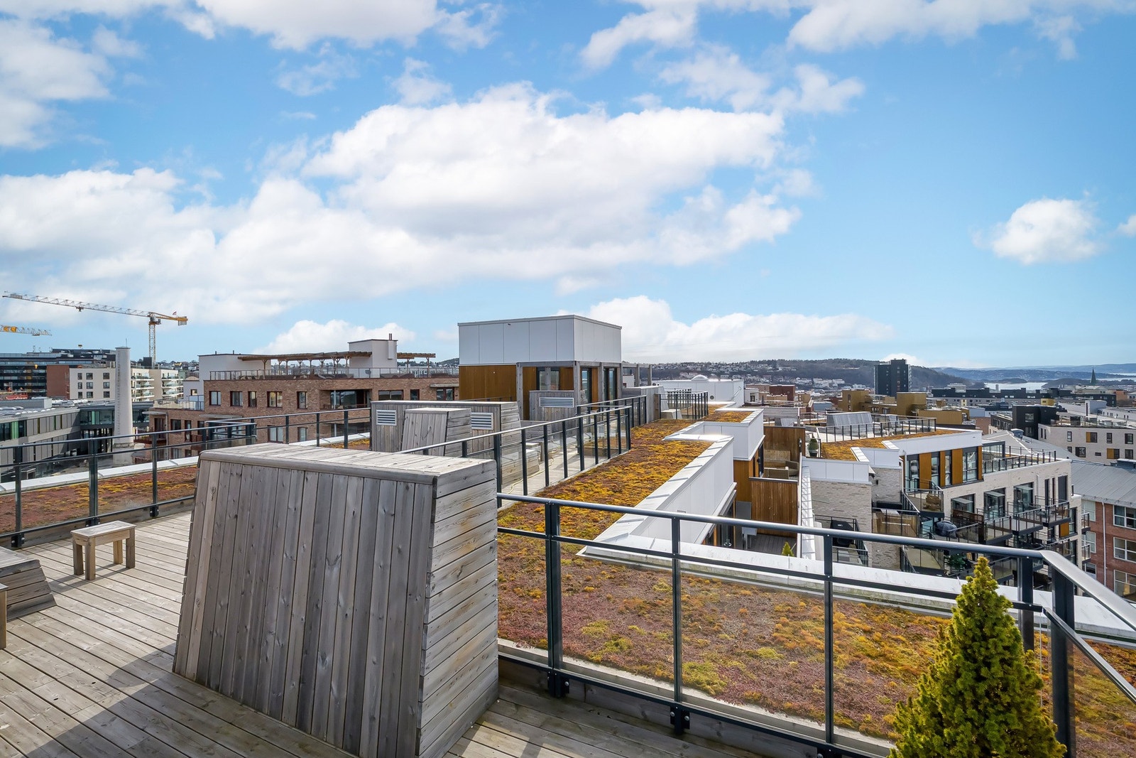 Takterrassen er utstyrt med sittegrupper og gir beboerne et herlig fellesområde for sol, utsikt og sosiale sammenkomster. Galleribilde