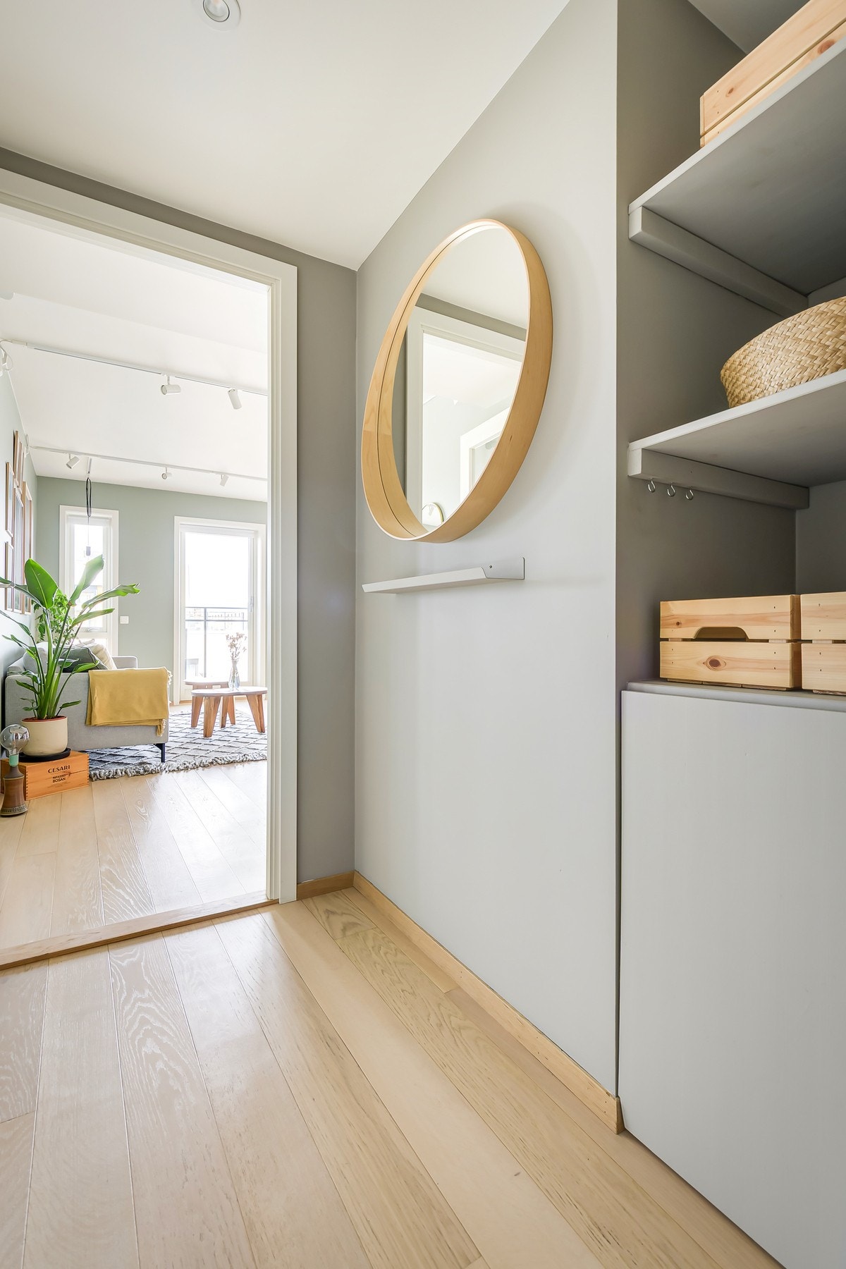 Lys og innbydende gang i hoveddel med praktisk oppbevaringsløsning og nøye utvalgte detaljer. Galleribilde