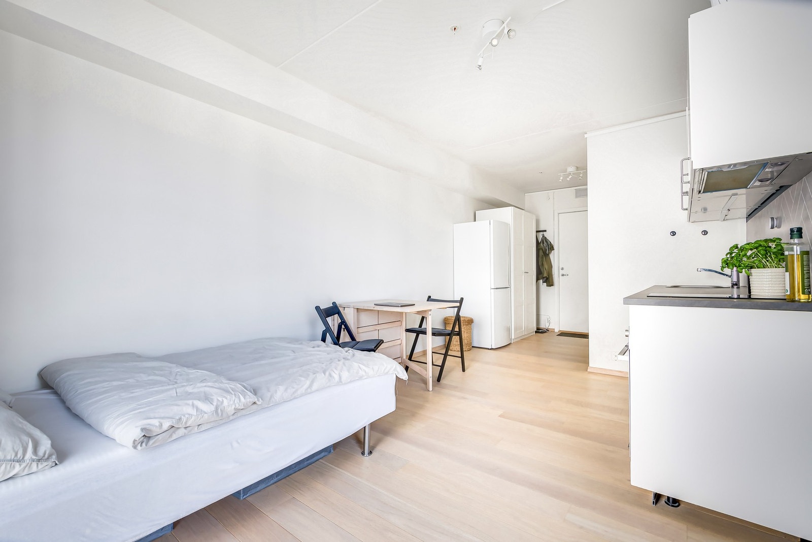 Her kan enkelt innrede med seng, garderobe og annet ønsket møblement. Hybelen har frittstående kjøl-/frys. Galleribilde