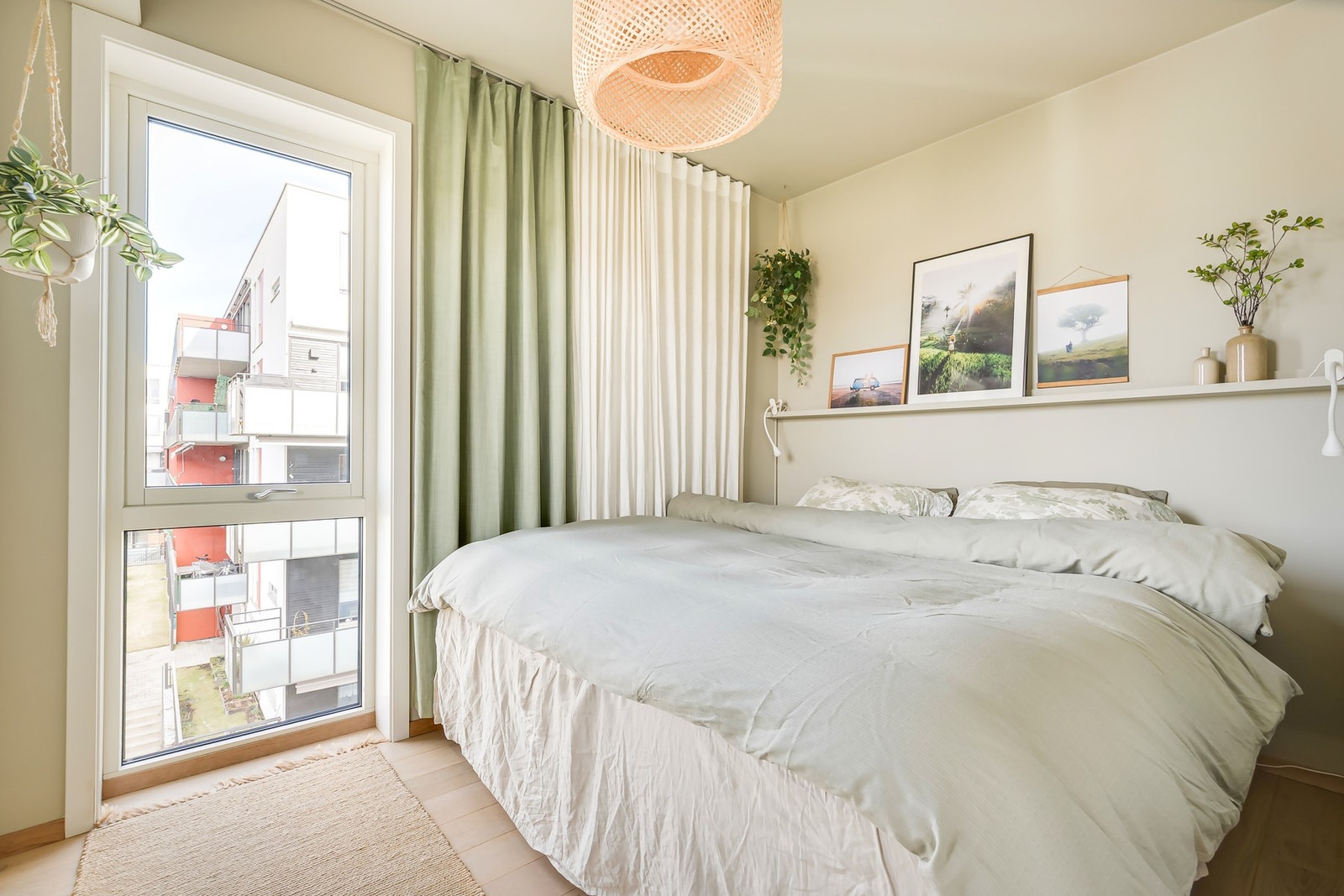 Romslig og elegant hovedsoverom med god plass til dobbeltseng, nattbord og garderobeløsning. Galleribilde