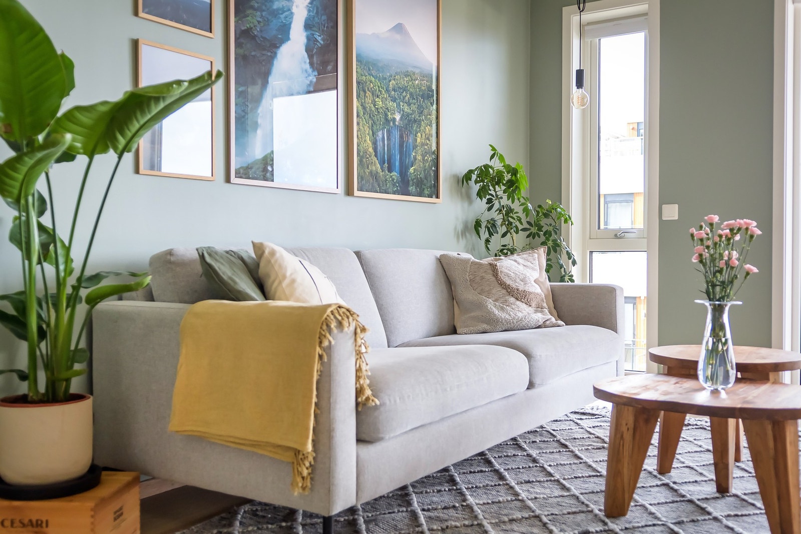 Stuen har store vindusflater som slipper inn rikelig med naturlig lys. Galleribilde