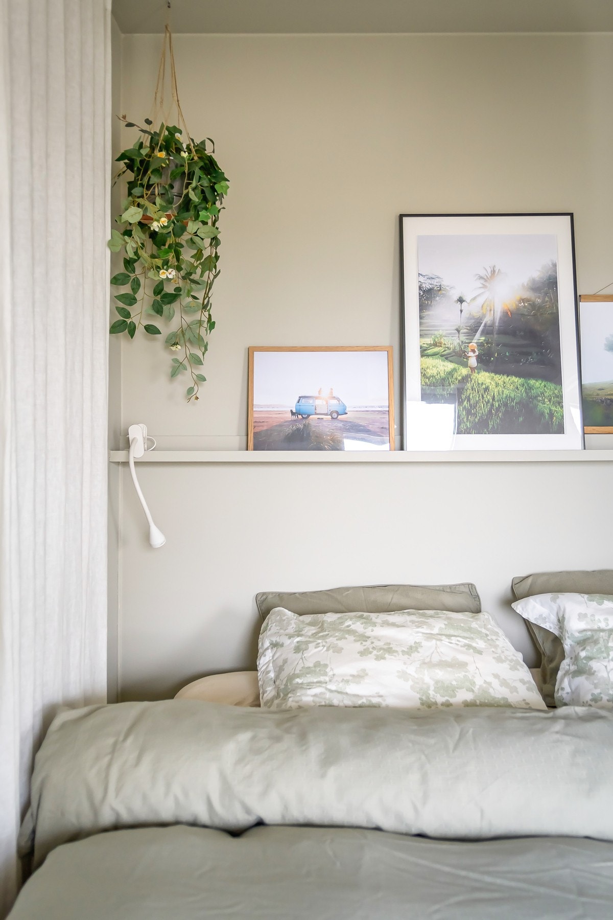 Soverommet er malt i en lun og behagelig fargetone. Galleribilde